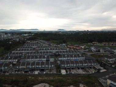 Kuching, Sarawak / Malezya - 26 Mart 2020: Samajaya Endüstriyel Bölgesi ve Tabuan Sükuneti ticari alanı, apartman dairesi ve konutları