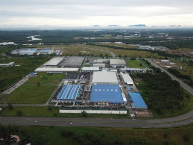 Kuching, Sarawak / Malezya - 26 Mart 2020: Samajaya Endüstriyel Bölgesi ve Tabuan Sükuneti ticari alanı, apartman dairesi ve konutları