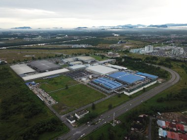 Kuching, Sarawak / Malezya - 26 Mart 2020: Samajaya Endüstriyel Bölgesi ve Tabuan Sükuneti ticari alanı, apartman dairesi ve konutları