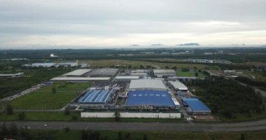 Kuching, Sarawak / Malezya - 26 Mart 2020: Samajaya Endüstriyel Bölgesi ve Tabuan Sükuneti ticari alanı, apartman dairesi ve konutları