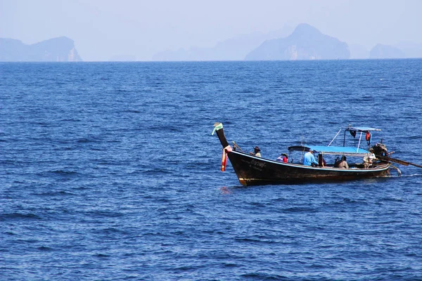 Ein Kleines Touristenboot Schwimmt Railay Beach Thailand — Stockfoto
