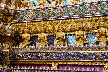 Büyük Saray bölgesindeki tapınaktaki heykeller. Bangkok, Tayland.