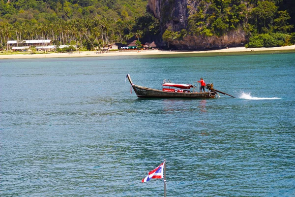 Small Tourist Boat Floats Railay Beach Thailand — Stock Photo, Image