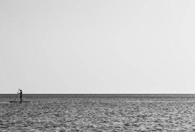 Adam Cabo de Gata 'da sörf yapıyor.