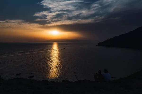 Çift, Cabo de Gata 'da günbatımında eğleniyor.