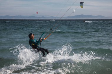 Ergen uçurtma alıştırması yapıyor. Uçurtmayı kontrol etmeye çalışıyor..