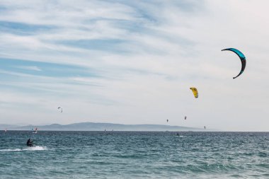 Adam denizde uçurtma egzersizi yapıyor. Dalgalanan dalgalar..