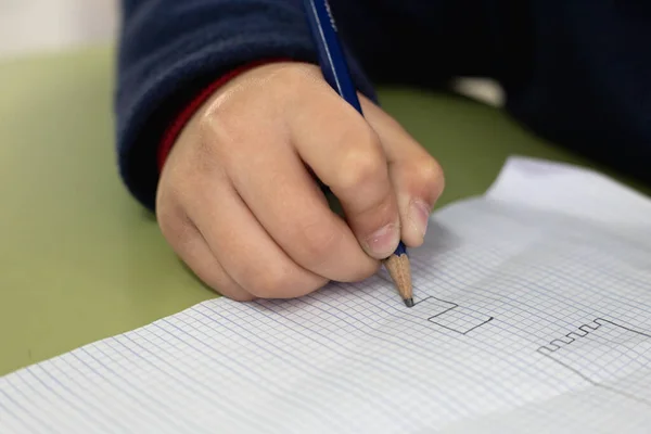 Öğrenci not defterine farklı formlar çiziyor. Sanat öğreniyor..