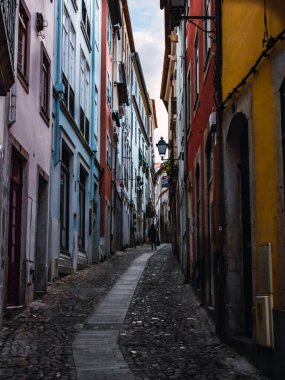 Coimbra 'da eski ve renkli bir cadde