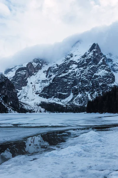 Di Braies Gölü Alp dağlarının ortasında kışın