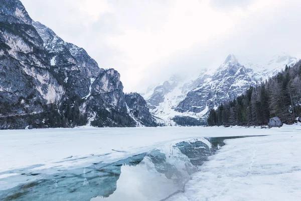 Di Braies Gölü Alp dağlarının ortasında kışın