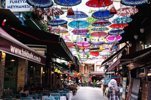İstanbul 'da bir sokakta gökyüzünde renkli şemsiyeler. 