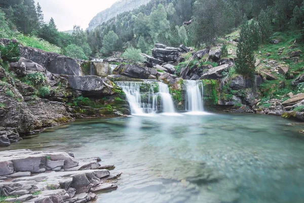 Monte Perdido dağlarındaki şelaleler, İspanya. 