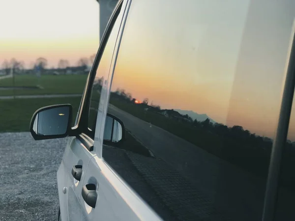 Spiegelbeeld Van Een Zonsondergang Een Bestelwagen — Stockfoto
