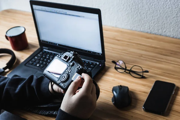 Mann Steckt Speicherkarte Seine Kamera Laptop Hintergrund — Stockfoto