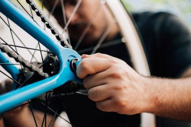 Adam motorunun arka tekerleğini ayarlar.