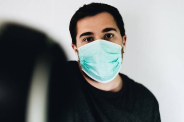 Adam kameraya bakarken boks yapıyor.