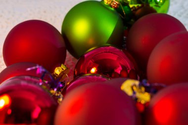 Christmas kırmızı ve yeşil toplar, Noel ağacı portre