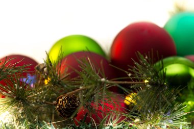 birçok Noel topları, yeşil ve kırmızı, çeki düzen vermek dalları 