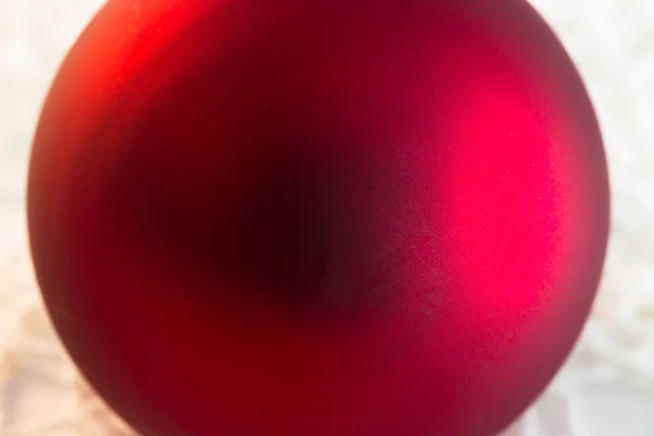 Natal bola vermelha árvore de Natal closeup . — Fotografia de Stock