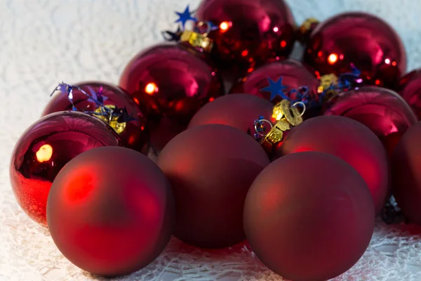 Weihnachten rote Kugel Weihnachtsbaum Nahaufnahme — Stockfoto