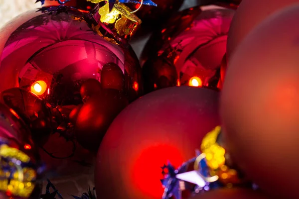 Χριστουγεννιάτικη κόκκινη μπάλα χριστουγεννιάτικο δέντρο κινηματογράφηση σε πρώτο πλάνο — Φωτογραφία Αρχείου