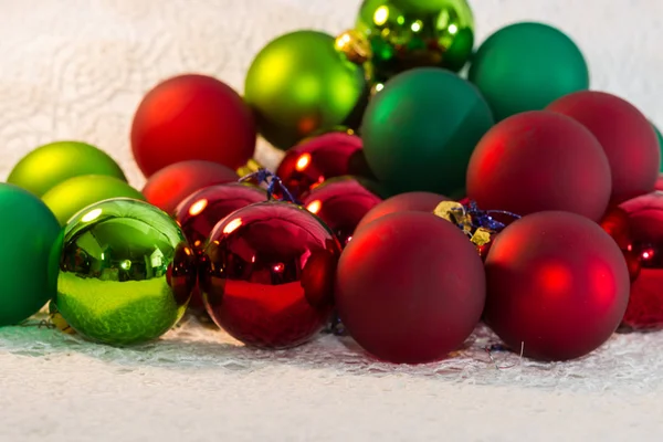 Bolas rojas y verdes de Navidad, primer plano del árbol de Navidad —  Fotos de Stock