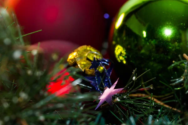 Πολλές Χριστουγεννιάτικες μπάλες, πράσινο και κόκκινο, Ερυθρελάτες κλαδιά — Φωτογραφία Αρχείου
