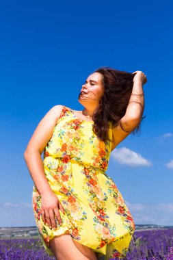 Lavanta alan, mavi gökyüzü ve tatlı kız, genç kadın,