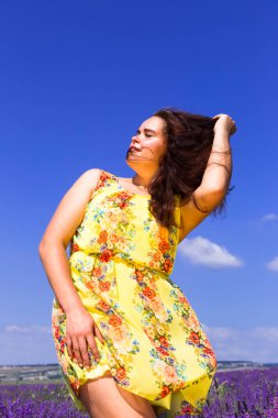 Lavanta alan, mavi gökyüzü ve tatlı kız, genç kadın,