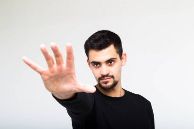 Bir güç olan genç bir adam elini ileri ile onun açık pa çeker.