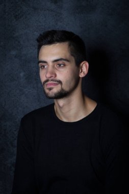 karanlık bir arka plan üzerinde genç bir adam portresi. Bir esmer bir whit