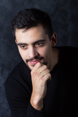 karanlık bir arka plan üzerinde genç bir adam portresi. Bir esmer bir whit