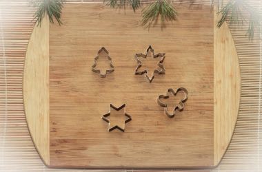 Kalıpları ahşap bir gemide kurabiye yapmak için. Noel ağaçları. Ağaç, küçük adam, yıldız. Yeni yıl. Noel. Ahşap arka plan.