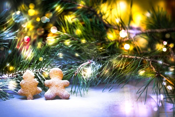 Gember koekjes en sparren takken. Sneeuw bedekte kartika, Chris — Stockfoto