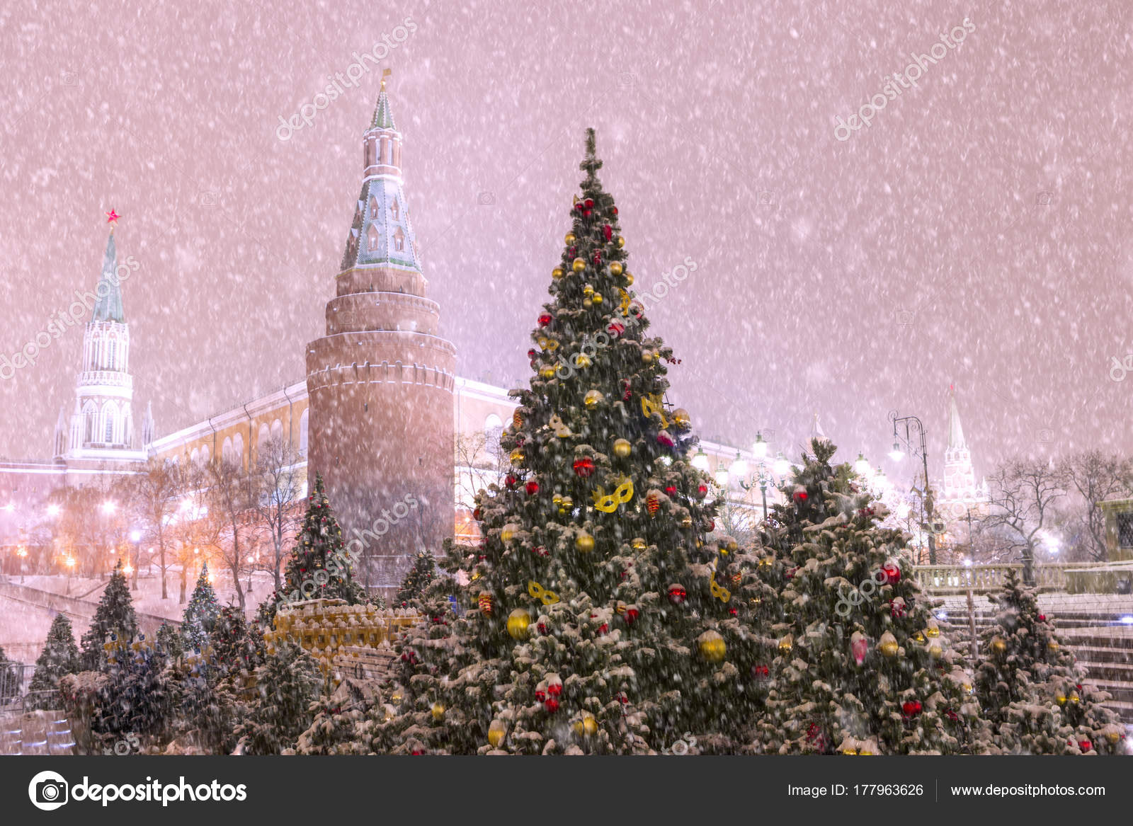 モスクワ ロシア 夜ライトと Manezhnaya S のクリスマス ツリー ストック写真 C Viktoriagam モスクワ ロシア 夜ライトと Manezhnaya S のクリスマス ツリー ストック写真 C Viktoriagam