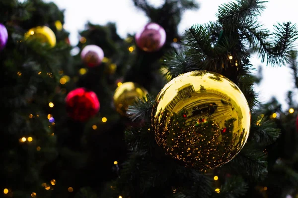 Rua árvore de Natal com bolas e luzes, profundidade, vista de ser — Fotografia de Stock