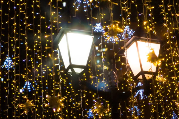 Illuminazione notturna a Mosca, decorazione pre-natalizia del ci — Foto Stock