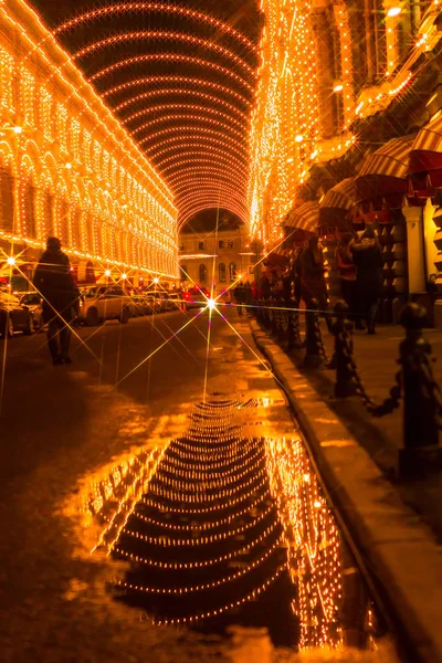 Vetoshny Lane v Moskvě, Rusko Noční světla a reflektory. — Stock fotografie