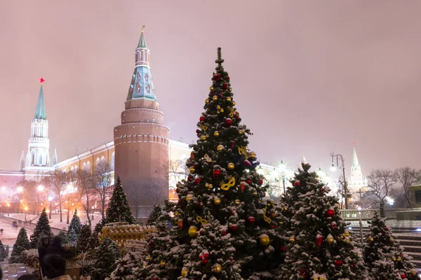 Москва, Російська Федерація. Нічне освітлення та різдвяні дерева на Манежна S — стокове фото