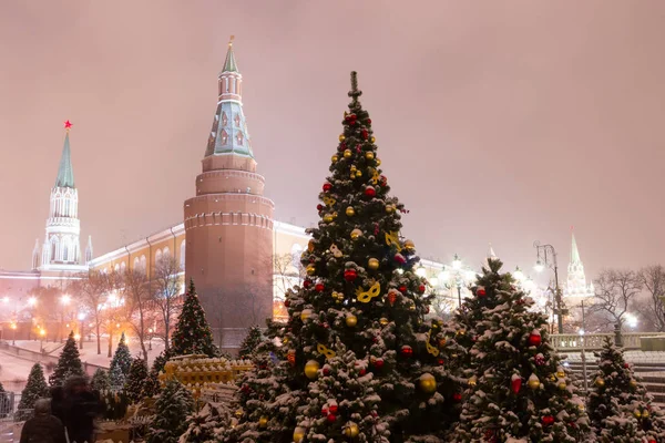 Москва, Россия. Ночные огни и елки на Манежной S — стоковое фото