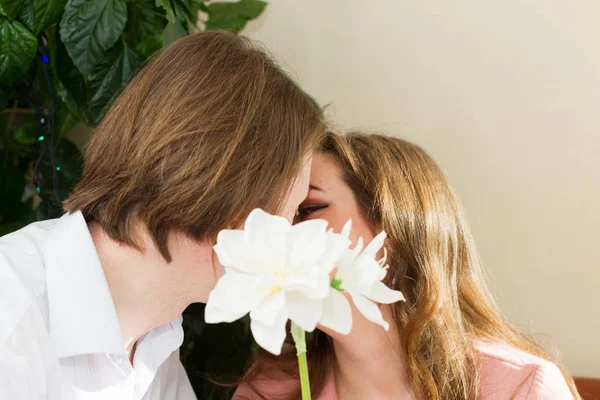 Mężczyzna i kobieta są pocałunki. Spotkanie lub termin. Skromność — Zdjęcie stockowe