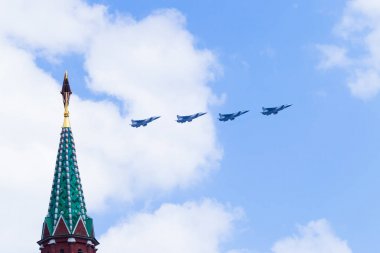 Rusya, Moskova, 7 Mayıs 2016 - prova geçit üzerinde kırmızı Squi