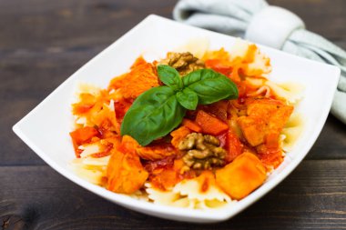 İtalyan makarna - kelebek tom ile Farfarello (yay) makarna