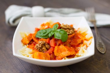 İtalyan makarna - kelebek tom ile Farfarello (yay) makarna