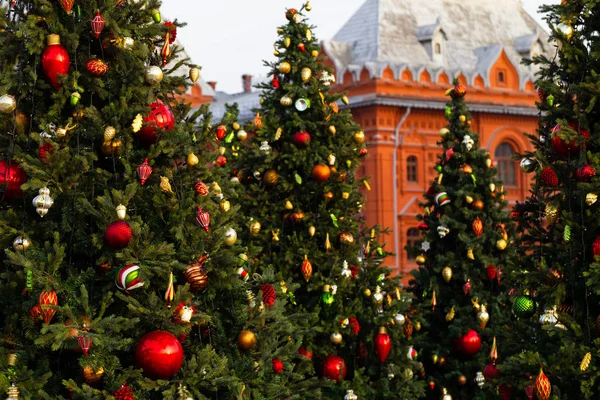 Arbres de Noël dans le centre de Moscou près du Kremlin — Photo