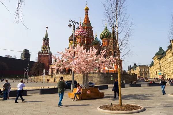 Moskau Russland April 2018 Basilius Kathedrale Kreml Und Wassiljewski Abstieg lizenzfreie Stockbilder