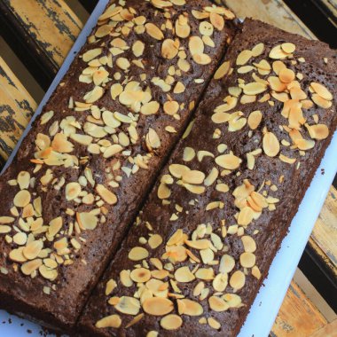 Ev yapımı Lezzetli Çikolatalı Brownie, bademli.