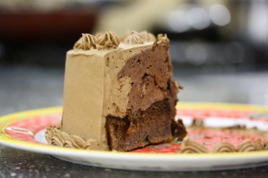 Ev yapımı lezzetli kremalı çikolatalı kek.