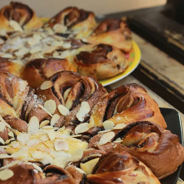 Rotolo Cannella Delizioso Fatto Casa Con Mandorla — Foto Stock